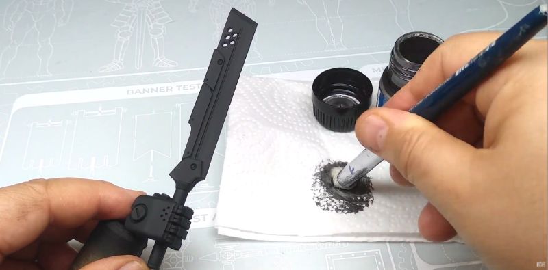 Come scaricare il colore dal pennello sulla carta da cucina per il dry brush.